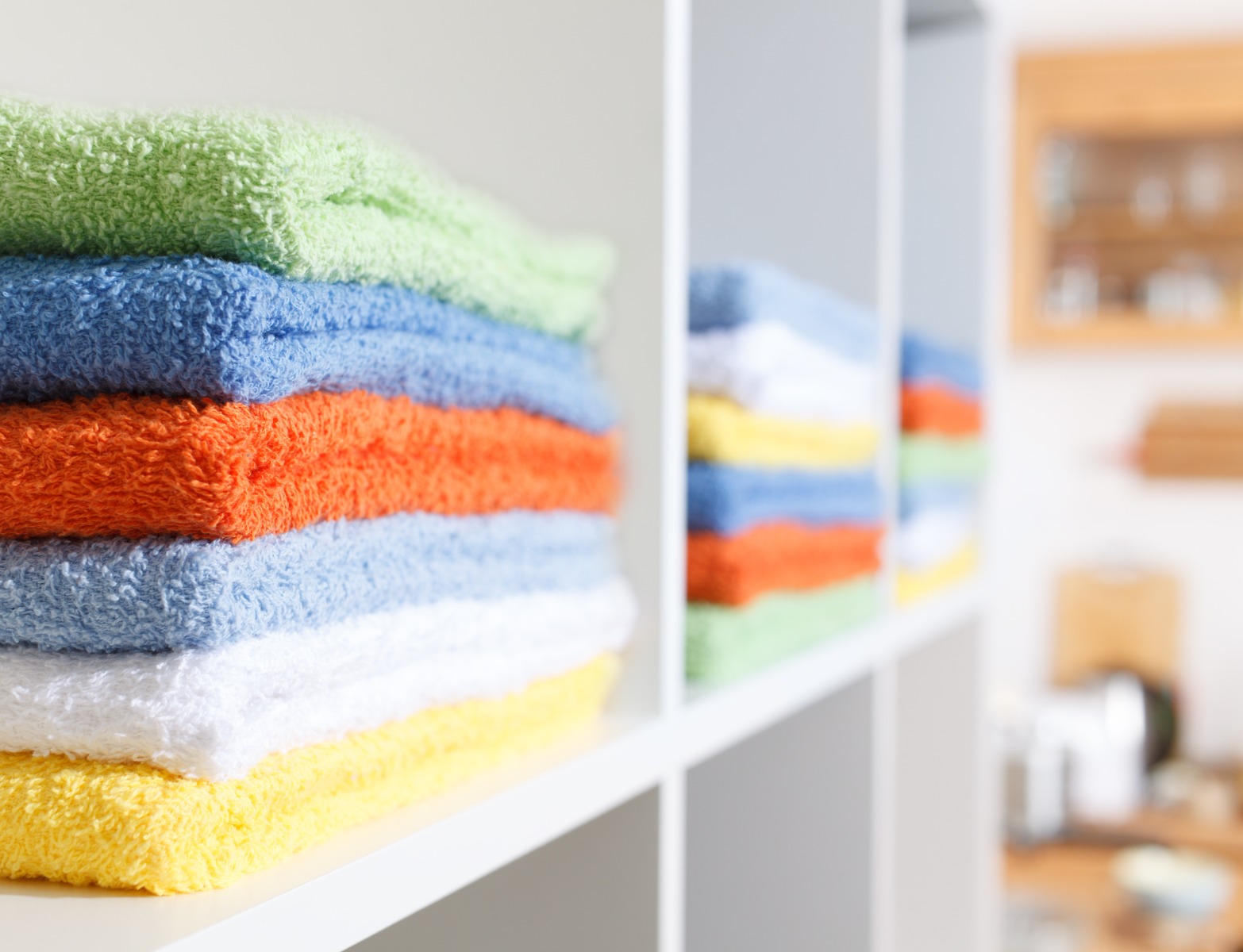 Gros plan d’un tissu éponge doux à la structure bouclée